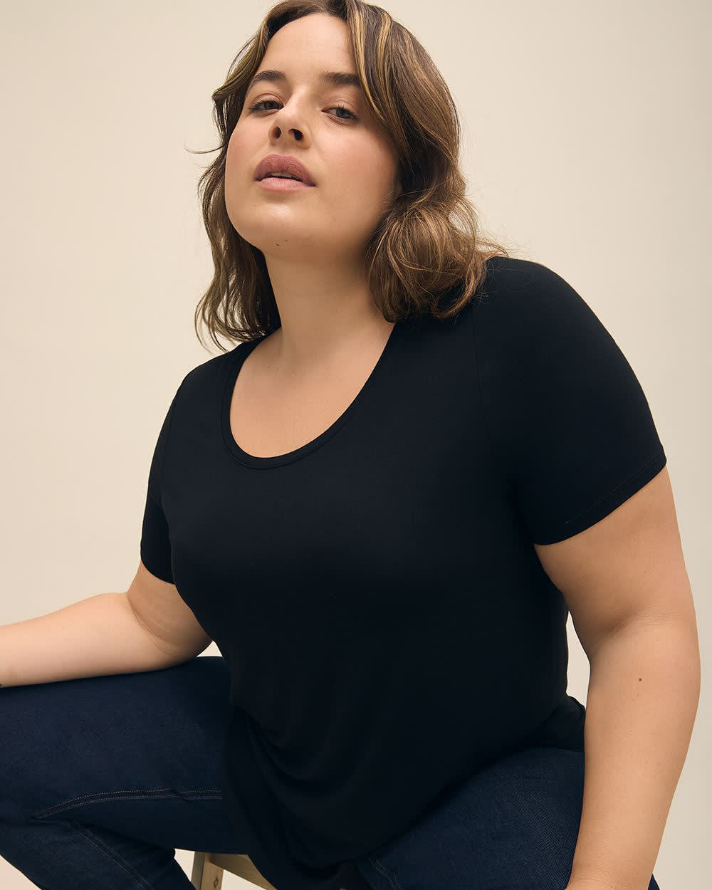 Modern Fit Scoop-Neck Tee - PENN. Essentials Black
