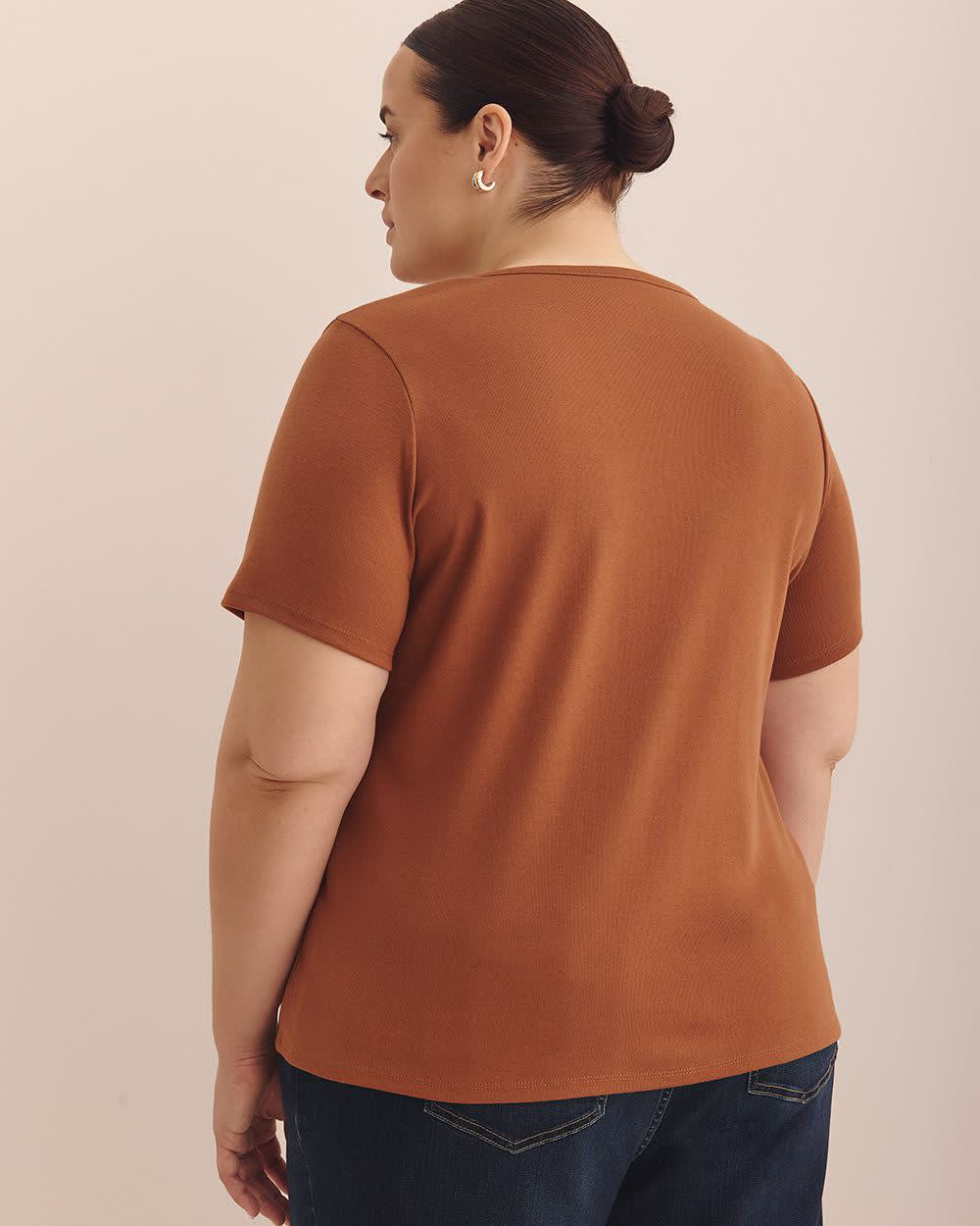 Girlfriend-Fit V-Neck Ribbed Tee - PENN. Essentials Coconut shell 3 Girlfriend-Fit V-Neck Ribbed Tee - PENN. Essentials Coconut shell