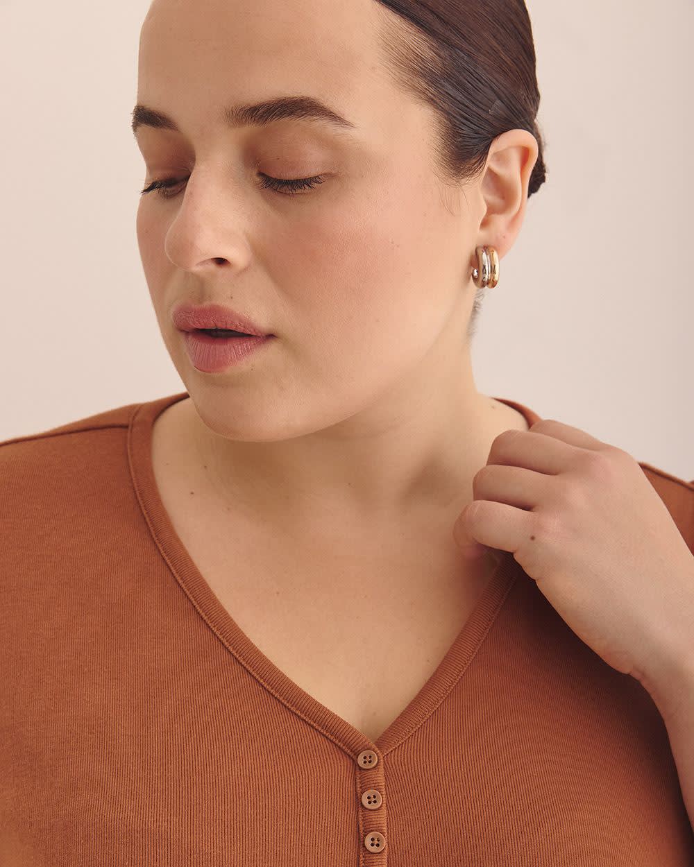 Girlfriend-Fit V-Neck Ribbed Tee - PENN. Essentials Coconut shell 4 Girlfriend-Fit V-Neck Ribbed Tee - PENN. Essentials Coconut shell