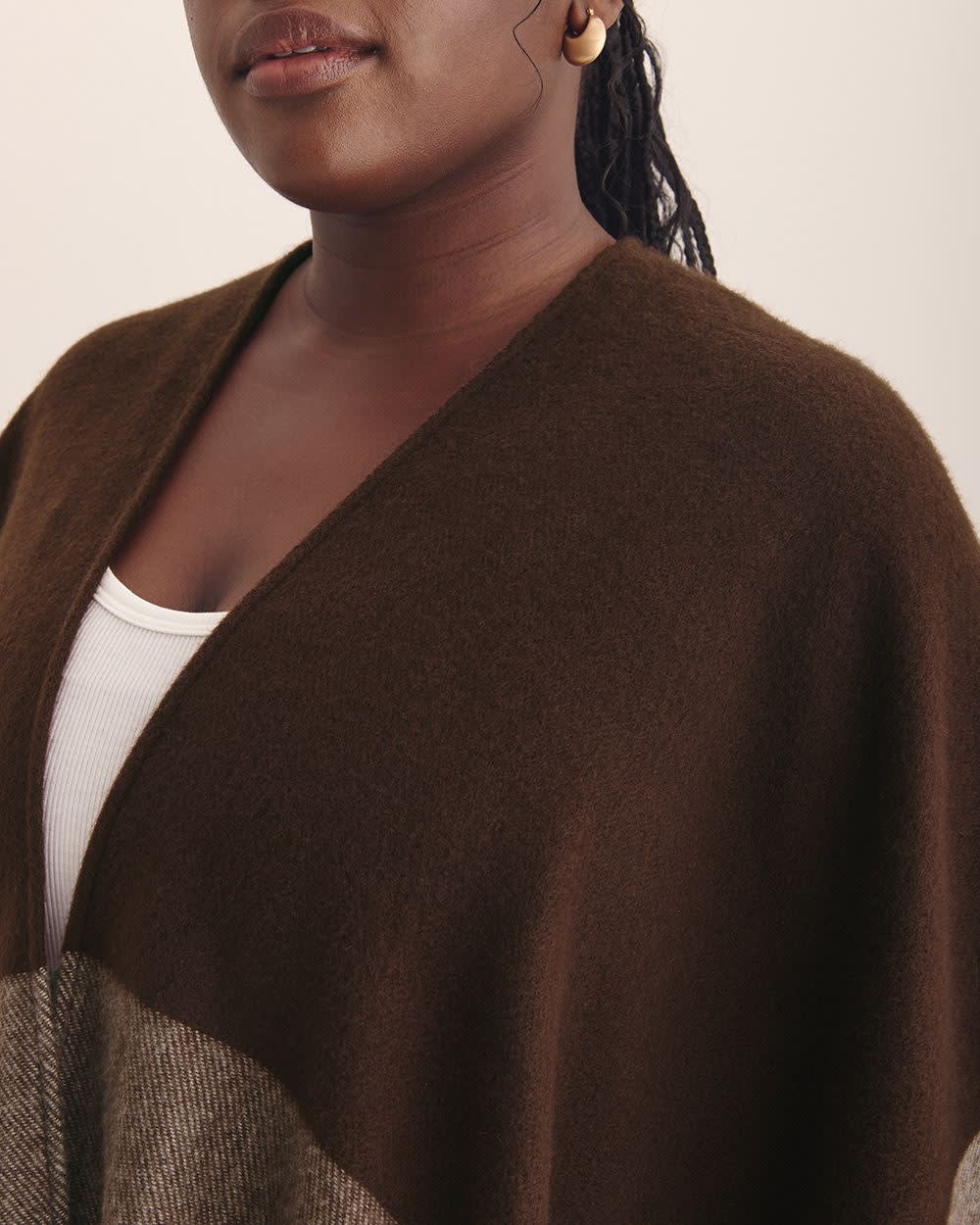 Cape with Placement Plaid and Fringes Brown printed 4 Cape with Placement Plaid and Fringes Brown printed