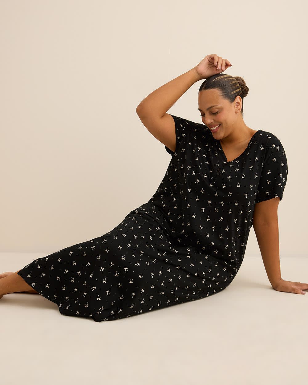 Long Black Short-Sleeve Knit Sleepshirt with Bow Print - ti Voglio Black printed