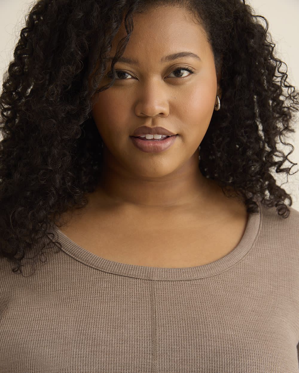 Curvy-Fit Long-Sleeve Waffle Tee - PENN. Essentials Coffee quartz