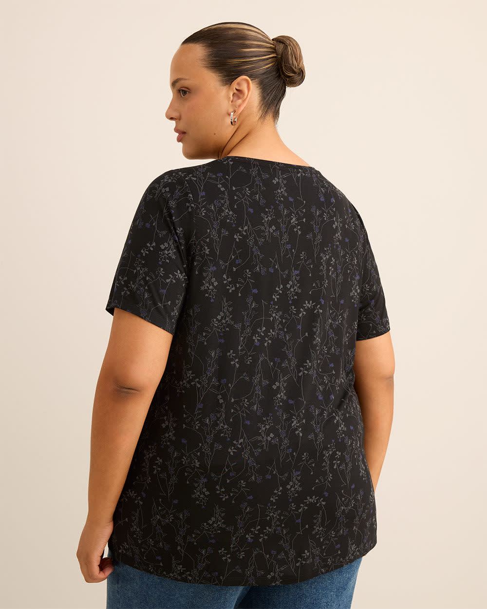 Modern-Fit Short-Sleeve V-Neck Tee - PENN. Essentials Black printed