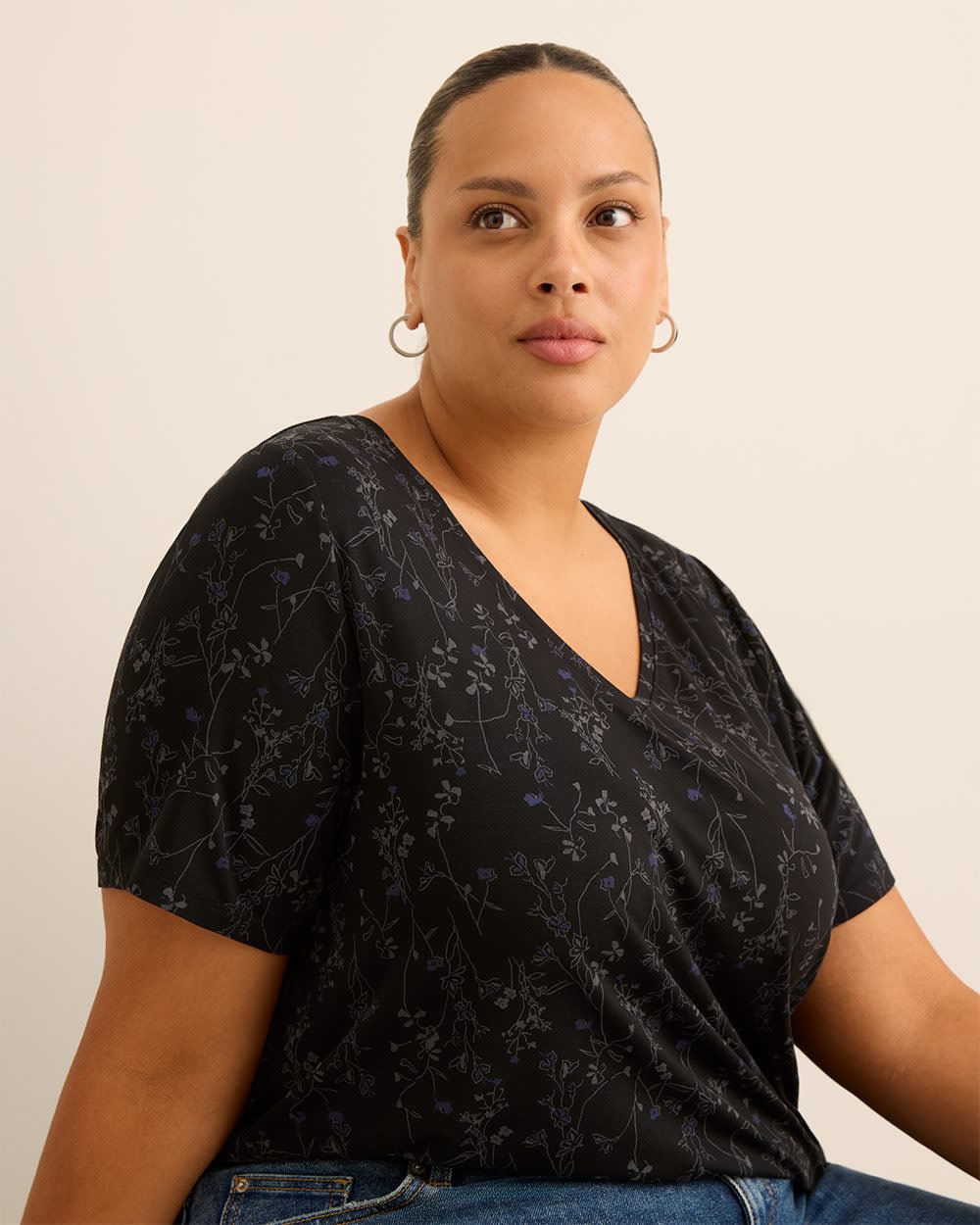 Modern-Fit Short-Sleeve V-Neck Tee - PENN. Essentials Black printed