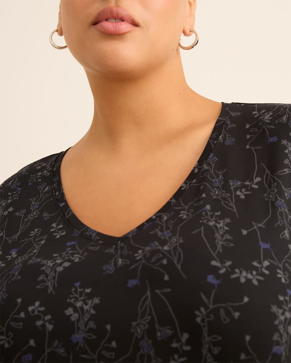 Modern-Fit Short-Sleeve V-Neck Tee - PENN. Essentials Black printed