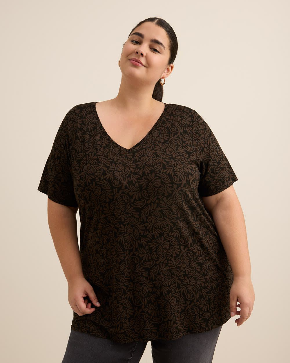 Modern-Fit Short-Sleeve V-Neck Tee - PENN. Essentials Black printed- 1 Modern-Fit Short-Sleeve V-Neck Tee - PENN. Essentials Black printed-