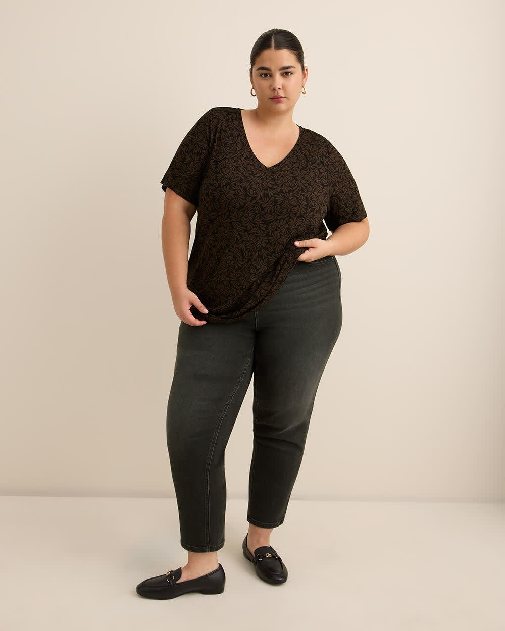 Modern-Fit Short-Sleeve V-Neck Tee - PENN. Essentials Black printed- 2 Modern-Fit Short-Sleeve V-Neck Tee - PENN. Essentials Black printed-