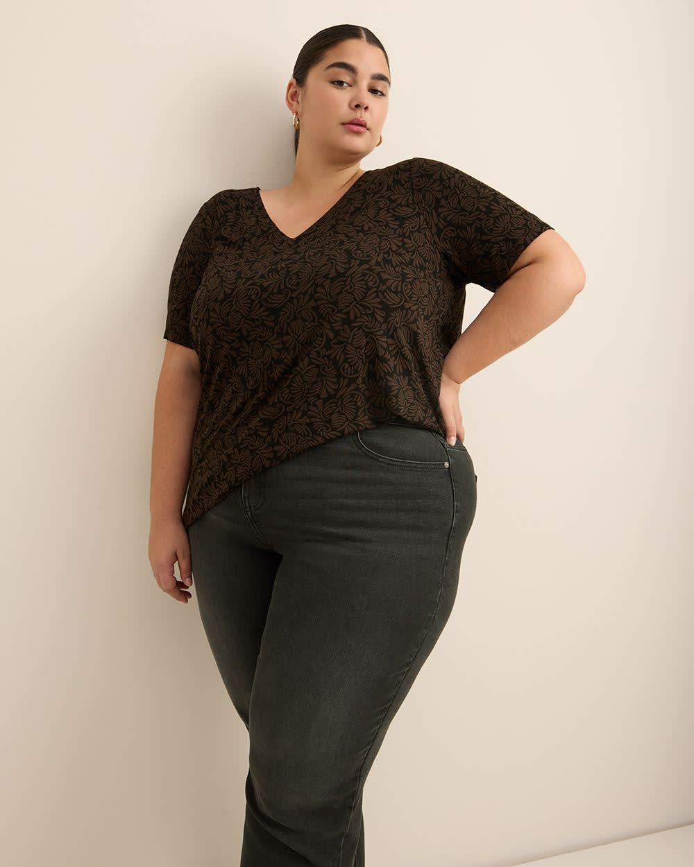 Modern-Fit Short-Sleeve V-Neck Tee - PENN. Essentials Black printed- 4 Modern-Fit Short-Sleeve V-Neck Tee - PENN. Essentials Black printed-